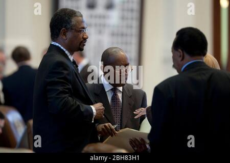 Austin Texas Etats-Unis, 20 mai 2009: Action politique à la Maison du Texas pendant les derniers jours de la session législative de 81st, montrant (l à r) le représentant Harold Dutton (D-Houston), le représentant Sylvester Turner (D-Houston) et d'autres collègues discutant de la législation. ©Bob Daemmrich Banque D'Images