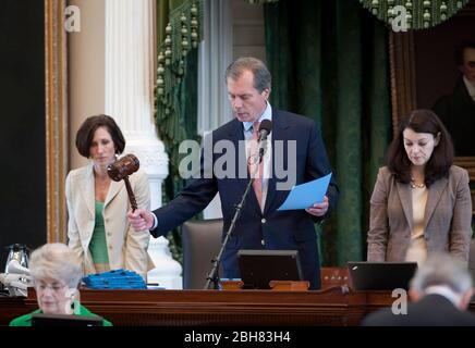 Austin Texas États-Unis, 27 mai 2009: Le lieutenant-gouverneur du Texas David Dewhurst Gavels dans une session du Sénat du Texas. ©Bob Daemmrich Banque D'Images