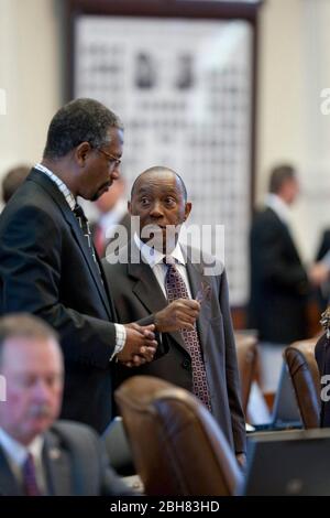 Austin Texas Etats-Unis, 20 mai 2009: Action politique à la Maison du Texas pendant les derniers jours de la session législative de 81st, montrant (l à r) le représentant Harold Dutton (D-Houston) et le représentant Sylvester Turner (D-Houston) discutant de la législation. ©Bob Daemmrich Banque D'Images