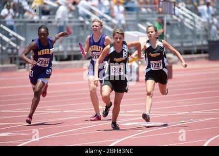 Austin Texas Etats-Unis, 6 juin 2009: Relais des coureurs d'échange de bâton dans le relais de 4X200-mètres filles aux championnats de l'état de l'école secondaire du Texas sur piste stade de l'Université du Texas. ©Bob Daemmrich Banque D'Images