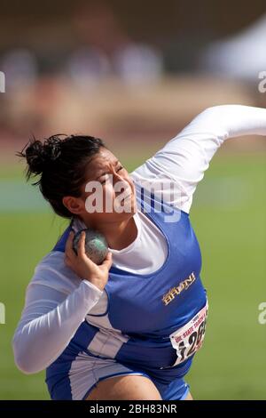 Austin Texas États-Unis, 6 juin 2009 : le putter féminin se prépare à lancer l'événement de tir avec le capitole du Texas en arrière-plan lors des championnats de l'État du lycée du Texas sur piste au stade de l'université du Texas. ©Bob Daemmrich Banque D'Images