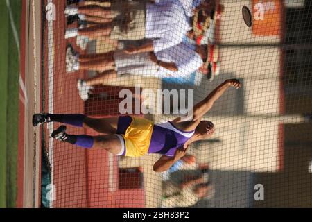 Austin Texas Etats-Unis, 6 juin 2009: L'athlète fait son jet pendant l'épreuve de discus au Texas High School State Track et championnats de terrain au stade de l'université du Texas Track. ©Bob Daemmrich Banque D'Images