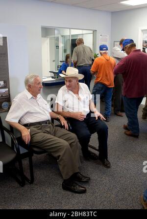 Lagrange Texas États-Unis, 3 septembre 2009 : visite des vétérans dans le hall d'une clinique de santé nouvellement ouverte lors d'une cérémonie de découpe de ruban et de dévouement pour une clinique régionale de santé de proximité de l'Administration des vétérans dans le comté rural de Fayette, à mi-chemin entre Austin et Houston. ©Bob Daemmrich Banque D'Images