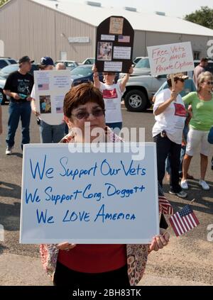 Lagrange Texas Etats-Unis, 3 septembre 2009. Les manifestants pickont la cérémonie de découpe de ruban et de dédicace pour une clinique régionale de santé de proximité de l'Administration des vétérans dans le comté rural de Fayette, à mi-chemin entre Austin et Houston. Les manifestants veulent que les anciens combattants soient autorisés à choisir des fournisseurs de soins de santé privés plutôt que d'être liés au système de santé fédéral de l'Administration des anciens combattants. ©Bob Daemmrich Banque D'Images