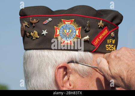 Lagrange Texas Etats-Unis, 3 septembre 2009. Le vétéran militaire Danny Z. Zitterich de Smithville, portant une casquette d'un membre des anciens combattants de la guerre étrangère, salue lors d'une cérémonie de découpe de ruban et de dévouement pour une clinique régionale de santé de proximité de l'Administration des anciens combattants dans le comté rural de Fayette, à mi-chemin entre Austin et Houston. ©Bob Daemmrich Banque D'Images