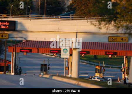 Killeen, Texas, États-Unis, 5 novembre 2009 : porte d'entrée sécurisée pour les États-Unis Le poste de l'armée fort Hood, présentant des voies d'entrée fermées marquées d'un X électronique, est fermé aux visiteurs quelques heures après qu'un médecin de l'armée a tiré sur un coup de feu et tué 13 militaires dans une clinique du poste. ©Bob Daemmrich Banque D'Images