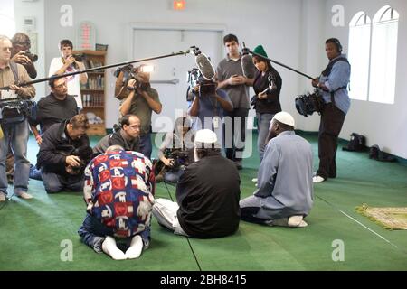 Killeen, Texas Etats-Unis, 9 novembre 2009: L'Imam musulman Syed Ahmed Ali (au centre) et d'autres membres de sa mosquée rencontrent la presse où le tireur accusé Nidal Hasan priait. Hasan, un médecin de l'Armée de terre, a tué 13 soldats et en a blessé plus de 30 dans une clinique du centre médical de fort Hood, situé à proximité. L'imam a dit de sa rencontre avec Hasan la nuit avant le rempage. ©Bob Daemmrich Banque D'Images