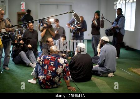 Killeen, Texas Etats-Unis, 9 novembre 2009: L'Imam musulman Syed Ahmed Ali (au centre) et d'autres membres de sa mosquée rencontrent la presse où le tireur accusé Nidal Hasan priait. Hasan, un médecin de l'Armée de terre, a tué 13 soldats et en a blessé plus de 30 dans une clinique du centre médical de fort Hood, situé à proximité. L'imam a dit de sa rencontre avec Hasan la nuit avant le rempage. ©Bob Daemmrich Banque D'Images