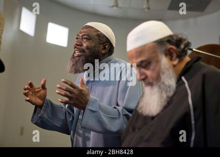 Killeen, Texas Etats-Unis, 9 novembre 2009: Osman musulman Dunquah (l) et imam Syed Ahmed Ali rencontrent des journalistes à la mosquée où l'accusé Nidal Hasan priait. Hasan, un médecin de l'Armée de terre, a tué 13 soldats et en a blessé plus de 30 dans une clinique du centre médical de fort Hood, situé à proximité. L'imam a dit de sa rencontre avec Hasan la nuit avant le rempage. Bob Daemmrich Banque D'Images