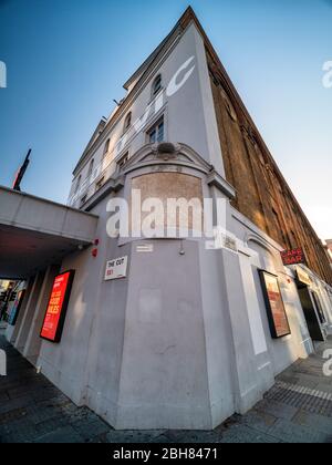 L'extérieur du théâtre Old Vic dans le Cut Waterloo, établi en 1813, était le théâtre national jusqu'à ce que la South Bank ouvre maintenant un théâtre de répertoire Banque D'Images