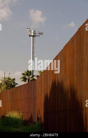 Brownsville, Texas, États-Unis, 7 octobre 2009 : une tour de caméra domine une section complète du mur de bordure en béton et en acier de 20 mètres de haut à travers le centre-ville de Brownsville. Le mur a pour but de ralentir les passages illégaux à la frontière du passage de la rivière Rio Grande, très utilisé. ©Bob Daemmrich Banque D'Images