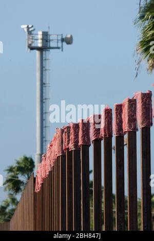 Brownsville, Texas, États-Unis, 7 octobre 2009 : une tour de caméra domine une section complète du mur de bordure en béton et en acier de 20 mètres de haut à travers le centre-ville de Brownsville. Le mur a pour but de ralentir les passages illégaux à la frontière du passage de la rivière Rio Grande, très utilisé. ©Bob Daemmrich Banque D'Images