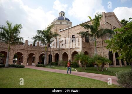 Brownsville, Texas, États-Unis, 8 octobre 2009: Principalement des étudiants hispaniques qui se promènaient dans les classes avec les nouvelles écoles d'éducation et de commerce en arrière-plan au campus de l'université de Texas-Brownsville/Texas SouthMOST College. ©Bob Daemmrich Banque D'Images