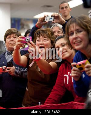 Fort Hood, Texas, États-Unis, 5 décembre 2009 : les fans de l'ancienne gouverneure de l'Alaska Sarah Palin (non représentée) prennent des photos d'elle lorsqu'elle arrive à la poste pour signer des copies de son livre, « Going Rogue », pour les soldats à fort Hood, Texas, Un mois après, le tireur Nidal Malik Hasan aurait tué 13 personnes dans une fusillade sur la base. Palin est sur une tournée de livre de plusieurs villes américaines et de tester les eaux pour une possible offre présidentielle de 2012. ©Bob Daemmrich Banque D'Images