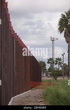 Brownsville, Texas, États-Unis, 7 octobre 2009 : une section du mur des États-Unis sur la frontière sud avec le Mexique est en construction juste au sud du campus de l'université du Texas-Brownsville/Texas SouthMOST College, à côté de la rivière Rio Grande. Le mur en béton et en acier de 20 mètres de haut, conçu pour empêcher les passages illégaux du Mexique vers les États-Unis, est construit avec des impôts fédéraux en dollars dans des sections dans tout le sud du Texas. ©Bob Daemmrich Banque D'Images