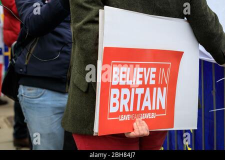 Le proBrexit s’est protesté avec confiance dans le pancartes britannique de Londres, au Royaume-Uni Banque D'Images