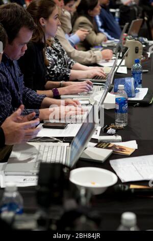 Denton, Texas États-Unis, 14 janvier 2010: Les journalistes politiques texans blogging et écrivant des articles dans la salle de presse pendant le débat télévisé entre les candidats républicains pour le gouverneur texan. © Bob Daemmrich Banque D'Images