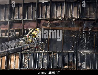 Austin Texas États-Unis, 18 février 2010 : un pompier s'éroule sur une échelle de camion d'incendie à l'approche des décombres d'un immeuble de bureaux endommagé après que Joseph Stack III a écrasé son avion privé à moteur unique dans un bureau du service des recettes internes, tuant lui-même et un responsable de l'IRS à l'intérieur du bâtiment. Stack aurait laissé derrière lui un manifeste anti-gouvernement qui détaille ses problèmes fiscaux actuels avec l'IRS. ©Marjorie Kamys Cotera/Daemmrich Photographie Banque D'Images