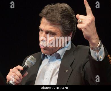 Cypress Texas États-Unis, 7 février 2010: Le gouverneur du Texas Rick Perry parle lors d'un événement de campagne trois semaines avant que les électeurs choisissent entre le gouverneur le plus ancien du Texas et leur sénateur américain de 17 ans Kay Bailey Hutchison. ©Marjorie Kamys Cotera /Daemmrich photos Banque D'Images