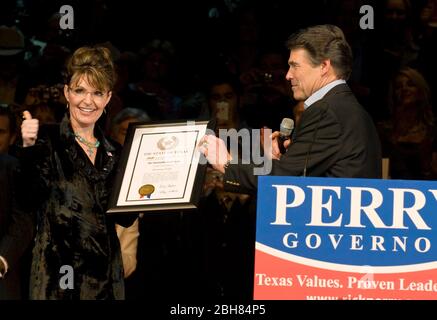 Cypress Texas États-Unis, 7 février 2010 : Sarah Palin, ancienne gouverneure de l'Alaska, se présente à un événement de campagne pour le gouverneur conservateur du Texas Rick Perry trois semaines avant que les électeurs choisissent entre le gouverneur le plus ancien du Texas et leur sénateur américain de 17 ans Kay Bailey Hutchison dans la primaire républicaine. ©Marjorie Kamys Cotera /Daemmrich photos Banque D'Images