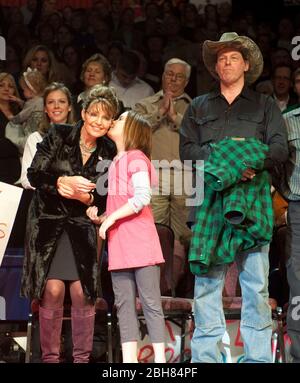 Cypress, Texas États-Unis, 7 février 2010: Piper Palin (c) donne à sa mère un baiser comme l'ancienne gouverneur de l'Alaska Sarah Palin apparaît à un événement de campagne pour le conservateur Texas Gov. Rick Perry trois semaines avant la primaire républicaine. Le musicien de rock Ted Nugent est à droite. © Marjorie Kamys Cotera /Daemmrich photos Banque D'Images