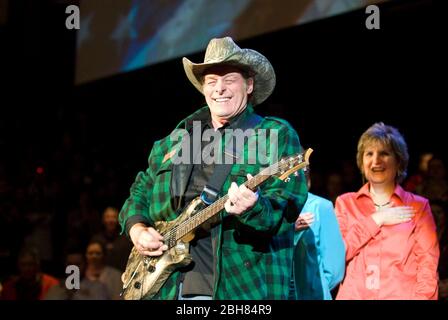 Cypress Texas USA, 7 février 2010: Le musicien de rock Ted Nugent interprète l'hymne national lors d'un rallye de campagne pour Gov du Texas. Rick Perry (non représenté). ©Marjorie Kamys Cotera /Daemmrich photos Banque D'Images