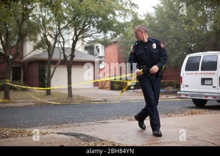 Austin, Texas États-Unis, 20 février 2010: Un policier d'Austin bande à l'extérieur de la rue en face de la maison de Joe Stack, est accusé de mettre le feu à sa maison avant qu'il s'est frapune dans un immeuble de bureaux de l'IRS la veille. Stack et un responsable IRS ont été tués lors de l'accident. ©Bob Daemmrich Banque D'Images