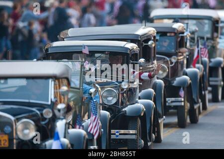 Austin Texas États-Unis, 11 novembre 2009 : une rangée de voitures anciennes se trouve sur Congress Avenue pendant le défilé annuel de la fête des anciens combattants. ©Bob Daemmrich Banque D'Images