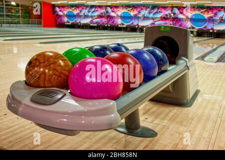 Saint-Maximin, France - 22 juin 2007: Rack de boules colorées dans une piste de bowling. Banque D'Images