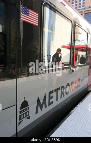 Austin Texas États-Unis, 22 mars 2010 : après près de 30 ans d'efforts avec des démarrages, des arrêts et des redémarrages, le premier service de train de banlieue dans la zone métropolitaine d'Austin en plus de 50 ans roule dans le centre-ville d'Austin depuis sa banlieue bourgeonnante du nord. La ligne rouge du métro Capital au départ de Leander attire des cavaliers curieux et des navetteurs enthousiastes sur sa course inaugurale. ©Bob Daemmrich Banque D'Images