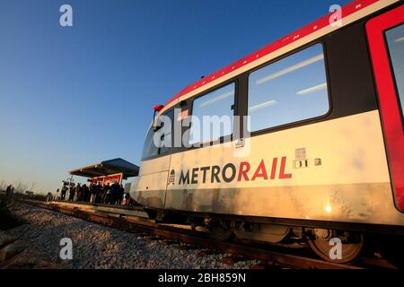 Austin Texas États-Unis, 22 mars 2010 : après près de 30 ans d'efforts avec des démarrages, des arrêts et des redémarrages, le premier service de train de banlieue dans la zone métropolitaine d'Austin en plus de 50 ans roule dans le centre-ville d'Austin depuis sa banlieue bourgeonnante du nord. La ligne rouge du métro Capital au départ de Leander attire des cavaliers curieux et des navetteurs enthousiastes sur sa course inaugurale. ©Bob Daemmrich Banque D'Images