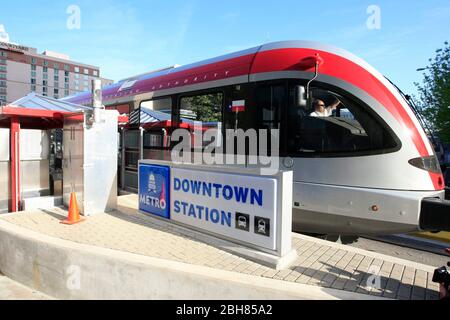 Austin Texas États-Unis, 22 mars 2010 : après près de 30 ans d'efforts avec des démarrages, des arrêts et des redémarrages, le premier service de train de banlieue dans la zone métropolitaine d'Austin en plus de 50 ans roule dans le centre-ville d'Austin depuis sa banlieue bourgeonnante du nord. La ligne rouge du métro Capital au départ de Leander attire des cavaliers curieux et des navetteurs enthousiastes sur sa course inaugurale. ©Bob Daemmrich Banque D'Images