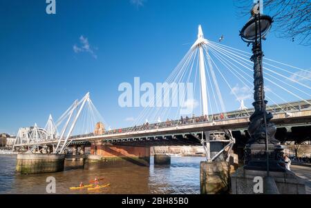 Hungerford Bridge qui relie Charing Cross, sur la rive nord de la Tamise au complexe South Bank, également appelé Golden Jubilee Bridge Banque D'Images