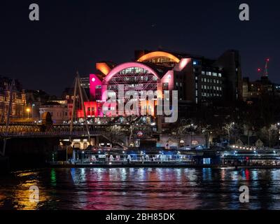 Vue nocturne de Embankment place, un bureau postmoderne et un complexe commercial conçu par Terry Farrell et ses partenaires à la gare de Charing Cross, Londres Banque D'Images