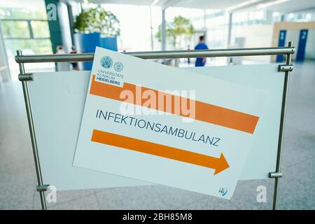 24 avril 2020, Bade-Wuerttemberg, Heidelberg: Un signe avec l'inscription 'clinique d'infection Outpatient' est situé dans le secteur d'entrée de la clinique médicale de l'hôpital universitaire Heidelberg. La protection du nez de bouche et la mesure de la fièvre juste à l'entrée ainsi que la séparation stricte des patients soupçonnés d'avoir COVID-19 d'autres patients - ce ne sont que quelques-unes des mesures de sécurité avec lesquelles l'hôpital universitaire d'Heidelberg espère retrouver la normalité en temps de couronne. Photo: Uwe Anspach/dpa Banque D'Images