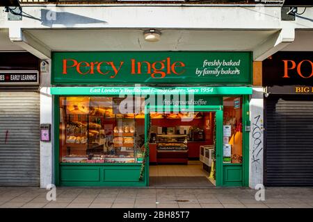 Percy ingle, boulangers, magasin en face de Watney Market Shadwell, une boulangerie traditionnelle à l'extrémité est avec plusieurs emplacements établis en 1954 Banque D'Images