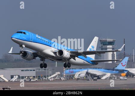 Un avion KLM Royal Dutch Airlines Embraer CityHopper qui part de l'aéroport de Bristol le 30 mars 2019 Banque D'Images