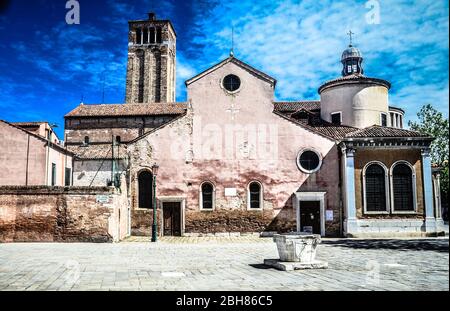 L'église rouge délavée de San Giacomo dell'Orio à Venise, Italie Banque D'Images