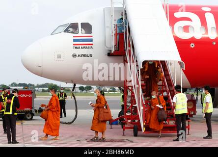 Les moines bouddhistes portant des masques de visage comme mesure préventive arrivent à l'aéroport international de Don Mueang pendant la crise du Coronavirus (COVID-19). La Thaïlande a jusqu'à présent signalé 2 854 cas de coronavirus COVID-19, la plupart des cas étant signalés dans la capitale de Bangkok. Banque D'Images