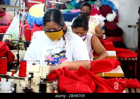 Philippines. 23 avril 2020. Les travailleurs qui assemblent l'équipement de protection individuelle (EPI) en costume intégral et supervisés par Tracy Z. Sta Ana à l'intérieur de l'entrepôt des collections RTW Sasha Athena dans 18 Sitio Ilog Pugad, Brgy. San Juan, Taytay, Rizal le 23 avril 2020. STA. Ana jumelles soeurs de Taytay province de Rizal, Tracy Z. Sta Ana et Tina Nina Z. Sta Ana produit des EPI pour les frontliners qui luttent pour la pandémie de Covid-19 qui choque l'humanité. (Photo de Gregorio B. Dantes Jr./Pacific Press/Sipa USA) crédit: SIPA USA/Alay Live News Banque D'Images