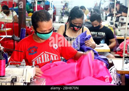 Philippines. 23 avril 2020. Les travailleurs qui assemblent l'équipement de protection individuelle (EPI) en costume intégral et supervisés par Tracy Z. Sta Ana à l'intérieur de l'entrepôt des collections RTW Sasha Athena dans 18 Sitio Ilog Pugad, Brgy. San Juan, Taytay, Rizal le 23 avril 2020. STA. Ana jumelles soeurs de Taytay province de Rizal, Tracy Z. Sta Ana et Tina Nina Z. Sta Ana produit des EPI pour les frontliners qui luttent pour la pandémie de Covid-19 qui choque l'humanité. (Photo de Gregorio B. Dantes Jr./Pacific Press/Sipa USA) crédit: SIPA USA/Alay Live News Banque D'Images