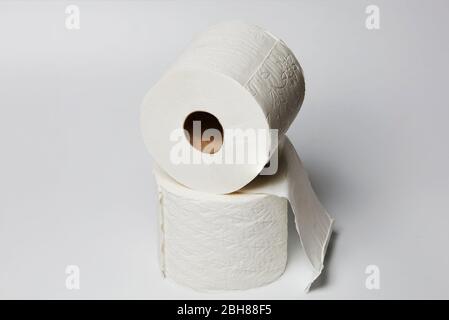 durée de vie de deux rouleaux de papier toilette sur fond blanc Banque D'Images