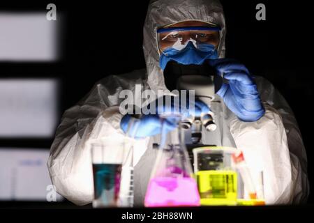 Homme en costume de protection et gants Banque D'Images