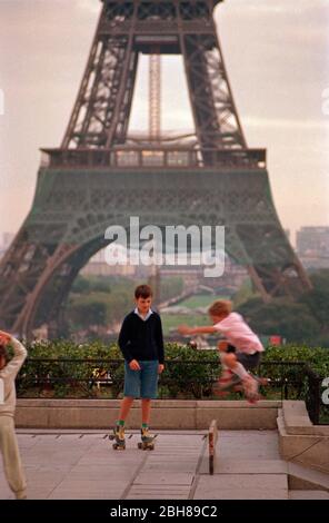 Rouleur devant la Tour Eiffel, octobre 1983, Paris, France Banque D'Images