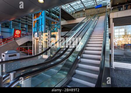 S-HERTOGENB.S., 21-03-2020, dutchnews, virus Corona, transports publics vides, entrée vide complète à la gare en raison du virus corona à Õs-Hertogenbosch Banque D'Images