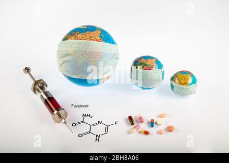 Formule chimique structurale de la molécule de favipiravir (avigan, T-705, favilavir) avec pilules. Il s'agit d'un médicament antiviral utilisé dans le traitement du virus Ebola, un Banque D'Images