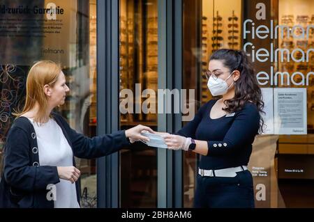 24.04.2020, Essen, Rhénanie-du-Nord-Westphalie, Allemagne - à partir du lundi 27 avril, l'obligation de porter un masque s'appliquera en NRW lors des achats et des autobus Banque D'Images