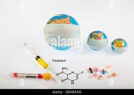 Formule chimique structurale de la molécule de favipiravir (avigan, T-705, favilavir) avec pilules. Il s'agit d'un médicament antiviral utilisé dans le traitement du virus Ebola, un Banque D'Images