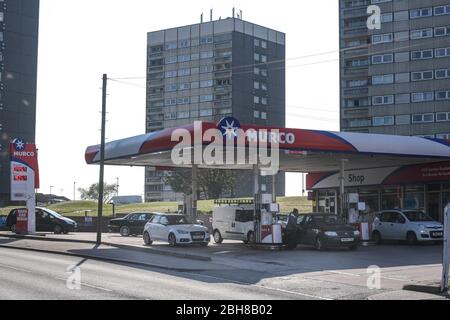 Maypole, Birmingham, West Midlands, Royaume-Uni. 24 avril 2020. Une station-service Murco surnommée la « moins chère d'Angleterre » vend de l'essence sans plomb pour seulement 95,7 pence le litre. Les prix ultra bas à la station-service sur Alcester Road South viennent après que les prix du pétrole américain ont chuté en dessous de zéro et les ventes d'essence au Royaume-Uni ont diminué de 18,9 pour cent mois après mois. Les clients ont fait la queue pour obtenir le carburant d’aubaine alors que le confinement COVID-19 frappait durement les revenus de nombreuses familles. Crédit : arrêtez Press Media/Alamy Live News Banque D'Images