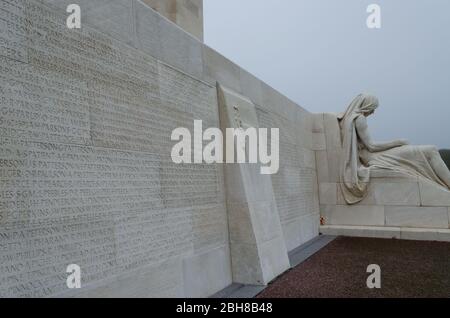 Crête de Vimy, Arras, France : 19 novembre 2012 : le Monument commémoratif national du Canada de la crête de Vimy commémore plus de 11 000 hommes de la Force expéditionnaire canadienne Banque D'Images